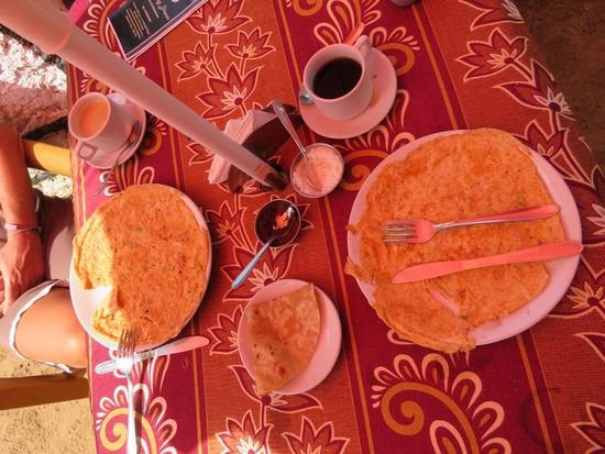 2 Masala-Omlett, 2 Kaffee, 1 Roti, extra Kaffee und extra Zucker für einen zweiten Kaffee. Insgesamt für 2,34 Euro.