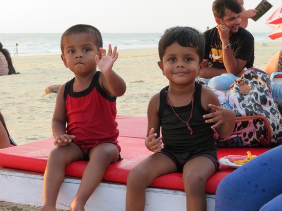 Nachmittags ab 16:30 Uhr wird es voller am Strand. Einheimische und vereinzelte Touristen, die von Tag zu Tag mehr werden.