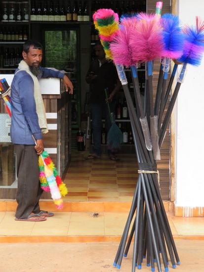 Im Dorf - der Puschel-Mann, verkauft??? Was wohl???