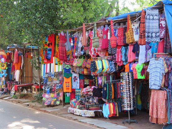 Die üblichen Klamotten-Läden. Wenig Geschäft zur Zeit.