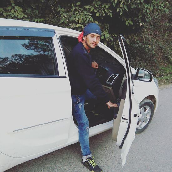 Wir jedenfalls wünschen ihm viel Erfolg und hoffen durch diese Reklame, daß es seinem Fahrergeschäft Aufschwung bringt. Er kann es ganz sicher brauchen, verdient hat er es allemal, das Leben in Ladakh ist schon noch recht einfach und schwierig.