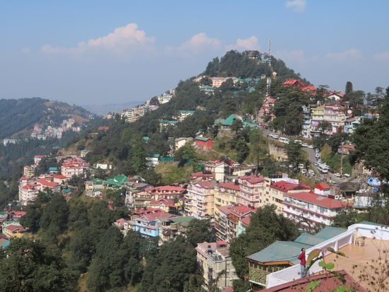 Shimla ist völlig an Berghängen gebaut. Es gibt nur wenige "waagerechte" Straßen. Die Stadt wird von uns an einem Tag über steile Treppen, Aufgänge und schmale Wege erkundet. Immer rauf und runter.