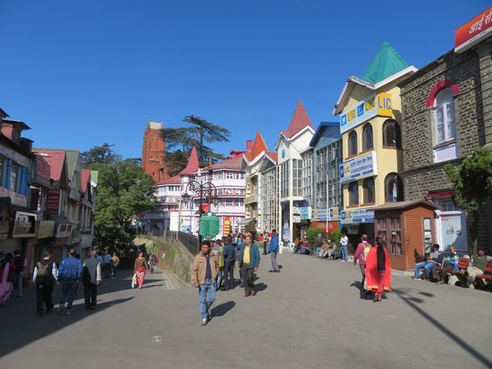 Die Hauptfußgängerzone "The Mall" liegt auf dem Grat und bietet eine gute Aussicht auf die Stadt und den Himalaya. Bis zum Ersten Weltkrieg war The Mall für Inder verbotenes Terrain. Hier befanden sich Banken, Teesalons und Geschäfte der britischen Kolonialgesellschaft. Nach dem Zweiten Weltkrieg war es auch Indern erlaubt, The Mall zu betreten, vorausgesetzt, sie trugen keine indische Kleidung.