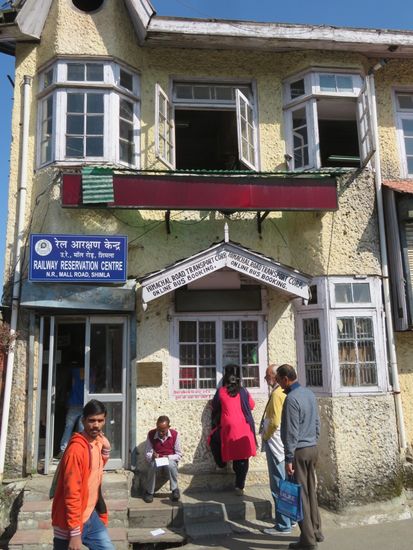 ...und die Ticket-Offices für Railway (links) und für unseren Manali-Bus der kleine Fensterrahmen (rechts). Wie immer, Schlange stehen.