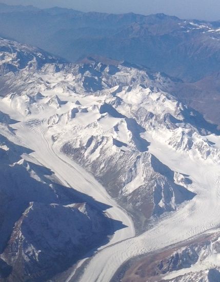 Gute Aussicht auf die Gletscher des Himalaya beim Flug.