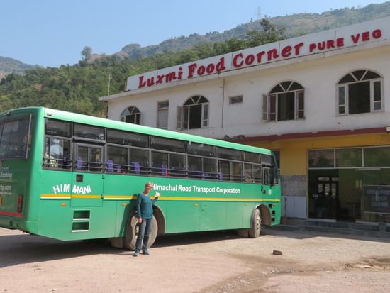 Mit dem Government-Bus von Shimla nach Manali in ca. 12 Stunden für 12 Euro insg. Die Government-Busse sind spottbillig, haben links zwei und rechts drei recht ungepolsterte Sitze. Der Bus hält überall, bis er voll ist, bunt gemischtes Publikum steigt ein und aus. KaumTouristen. Es gibt doppelt so teuere Busse, sog. VOLVOS, die bieten Schlafplätze, sind aber merkwürdigerweise eher langsamer.
