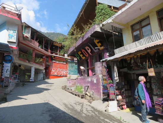 TIP. Unbedingt in Old-Manali wohnen. Die einzige Straße ist enorm steil. Hillo beim Einkauf...