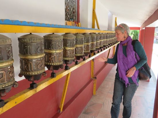 ...Hillo dreht die Mantras für uns...