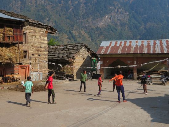 Nachmittags bis in die Dunkelheit Volleyball...