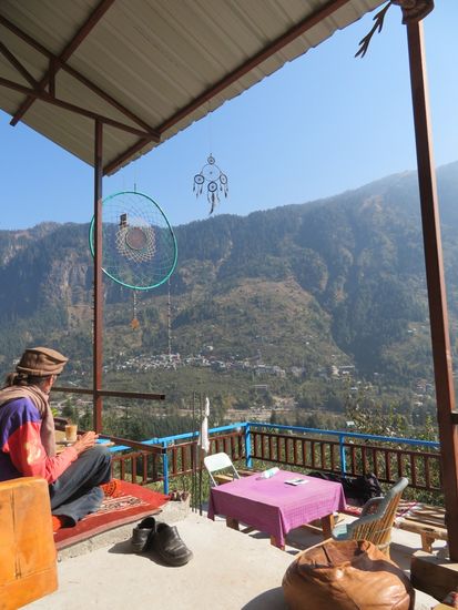 ...und kurz hinter dem Tempel unser Wohntip für nächstes Mal: Rocky Guesthouse dineshthakur@gmail.com mit bester Aussicht auf die Berge und absolut ruhig.