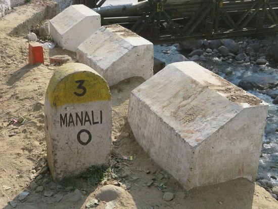 Ankunft in Manali gegen 20:00 Uhr. Dunkel. Vom Busbahnhof mit dem Taxi "in die Nähe" unseres Guesthouses Orchards House. Aussteigen. Weg im Dunkeln durch schmale Pfade. Rechts, links Bauernhöfe, Kuhfladen. Am Ende des Weges: unser neues Heim für 4 Tage.