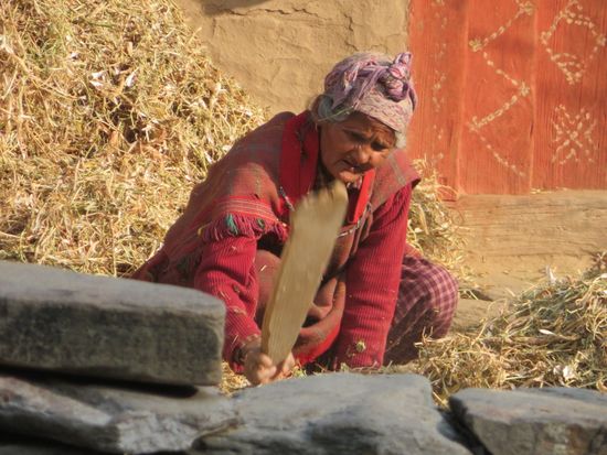 ...und auf dem Boden. Sehr gelenkig und fleißig, die Oma.