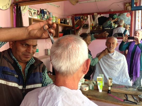 ...Erich beim Friseur. Übrigens ein absoluter Rasier-Profi.