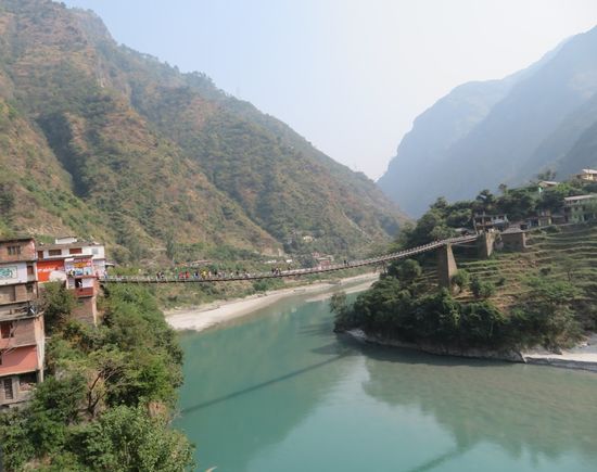 Unterwegs wieder tiefe Schluchten, Flüsse, Hängebrücken. Der Bus immer nah am Abgrund.