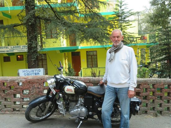 Vor unserem Guesthouse "Ladies Venture" in McLeod Ganj. Man fährt im Western Himalaya gerne "Royal Enfield", eine schwere robuste Maschine, die es in allen Farben gibt. Kosten neu ca. 2.000 US Dollar.