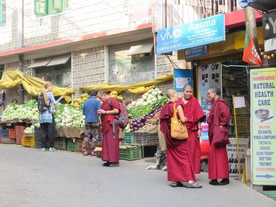 Die Stadt füllt sich von Tag zu Tag mehr und mehr mit Mönchen.
