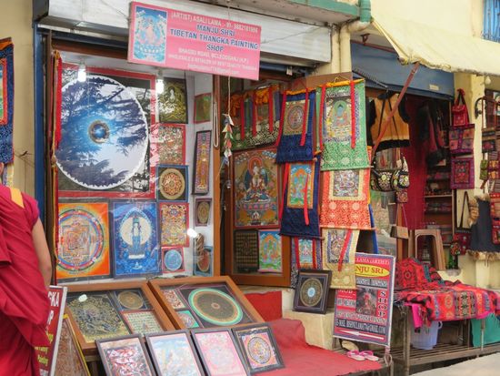 In McLeod Ganj leben mehrere tausend Exil-Tibeter. Dieser Ortsteil, in dem sich auch zahlreiche tibetische Organisationen und Bauwerke befinden, wird mitunter auch „Little Lhasa“ genannt.