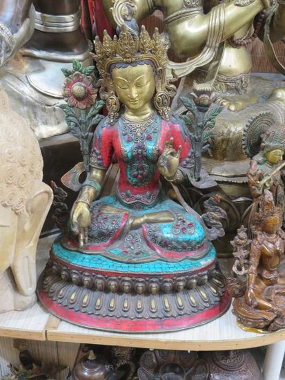 Die Stadt ist geprägt durch tibetische Geschäfte...