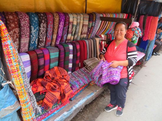 ...und Straßenhändler. Unsere lächelnde Verkäuferin "schenkte" uns eine bunte Decke aus Yak-Wolle für knapp 5 Euro.