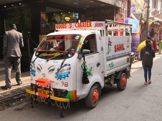 Für kleinere Fahrzeuge und Fußgänger besteht eine direkte aber steile etwa zwei Kilometer lange Verbindung zwischen Dharamsala und McLeod Ganj.