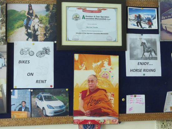 Tenzin Gyatso ist der 14. Dalai Lama und überall in der Stadt präsent.