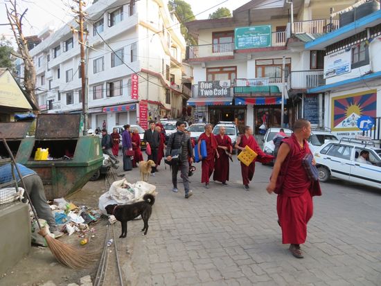 ...viele, viele Mönche mit Sitzkissen!!!...