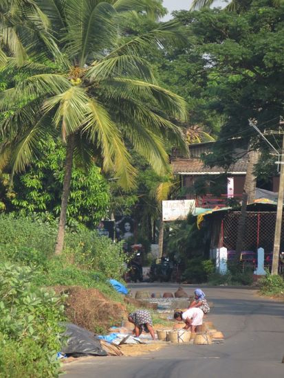 ...Frauen, die die Fische zum Trocknen auslegen...