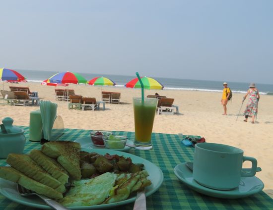 ...Frühstück um 9:30, dann liegen und ggf. lesen bis 12:30, Hillo läuft auch gern, mal links runter, mal rechts, geradeaus geht ja nicht und zurück will ja keiner. Mittagsschlaf, Kaffe und Kuchen, um 15:30 wieder an den Strand ...