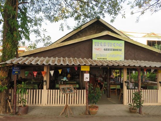 Direkt am Strand. ThupThong Guesthouse mit kühlen, preiswerten Zimmern und gutem Restaurant. 5 Tage aklimatisieren.