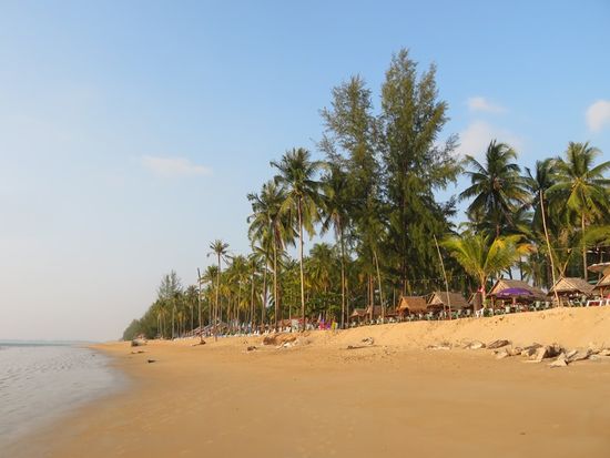 ... mit Massage-Häuschen und Liegen und Restaurants und Sonnenuntergang und Sundowner und ...