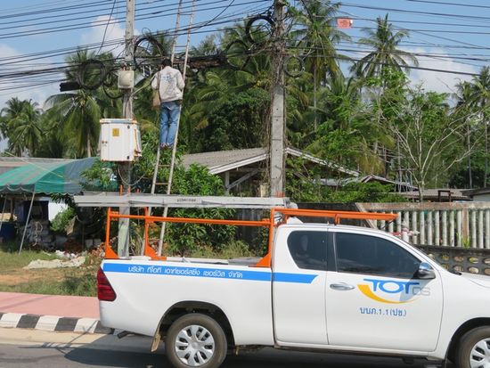 An der Elektrik wird munter weiter gebastelt. Im Restaurant erscheint zur nachtschlafender Zeit gerne ein Trupp von 4 bis 5 Elektrikern. Einer mit einem Stab, der dann auf eine stromführende Leitung positioniert wird. Sprühen dicke Funken, ist die Leitung ok. Sonst wird gebastelt. Auf Stühlen und Bänken. Ich vermute, der Stab ist irgendwie isoliert. Gerne macht das aber keiner.