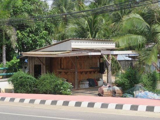Gegenüber das Häuschen von Catwiesel. Catwiesel hat seit neuestem ein Radio. Morgens und abends schallt also lustige, thailändische HeiTeiTei-Musik (und um 8 Uhr die Nationalhymne) herüber zu uns. Dazwischen (und dabei) schläft er. Vorm Haus natürlich. Man sagt im Dorf: Catwiesel ist jetzt glücklich.