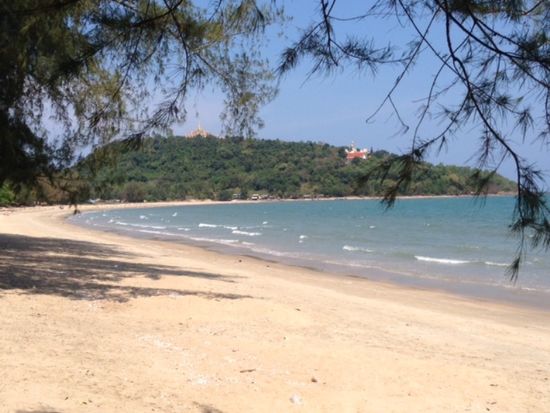 ... mit Blick auf Tempel und goldenem Buddha. Man sagt, der Tempel ist einer der schönsten in Thailand. Wir finden: Ja.