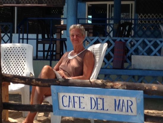 Man (und Frau) sitzt beim Cafe del Mar ...