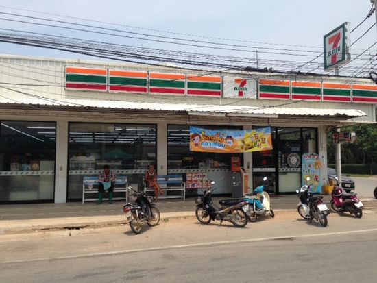 Nachmittags ein Eis am 7eleven, der Dreh- und Angelpunkt im Dorf ...