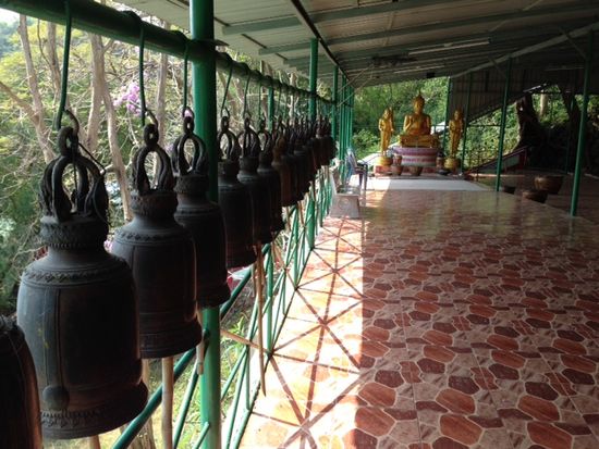 Wat Tham Khiriwong ist ein Höhlentempel, der leider etwas vernachlässigt ist, indem aber noch einige Mönche leben. Den Tempel erreicht man über wenige Treppenstufen und in der Umgebung stehen einige sehr große und sehr alte Bäume.