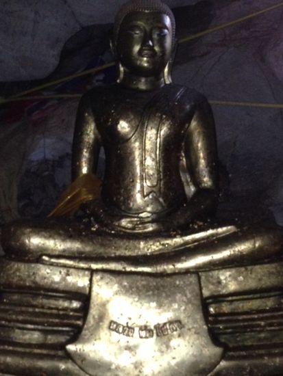 Die Höhle hat 2 Hauptkammern mit diversen Buddha Statuen und einem großen Reclining Buddha.