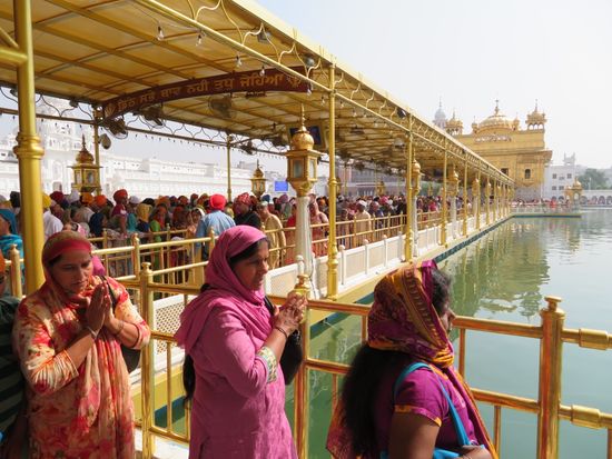 ...und lange Schlangen vor dem Eintritt ins Innere.