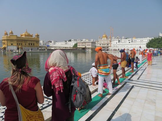 ... mit Waschungen. Frauen und Männer natürlich getrennt...