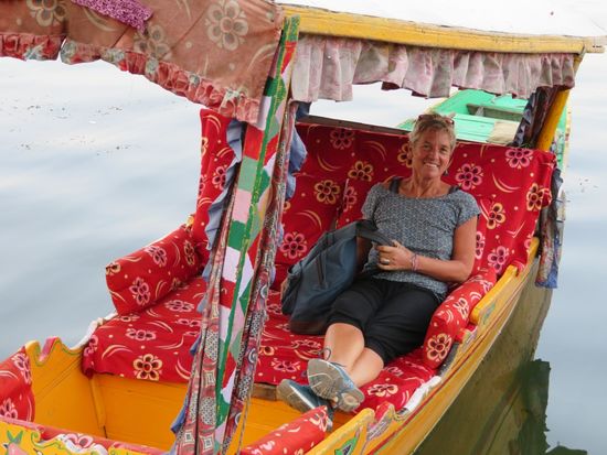 Die Boote heißen hier Shikaras, und das Fahren damit Shikara-Ride. Mehr als gemütlich, aber gegen abend kalt. Decken gibt es reichlich.