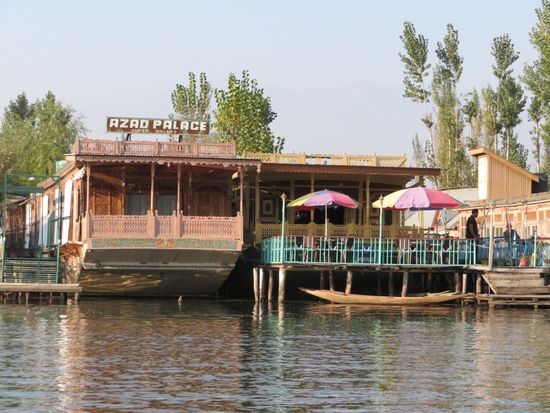 Rechts unser Hausboot "Royal Dandoo Palace" (VORSICHT, siehe unten).