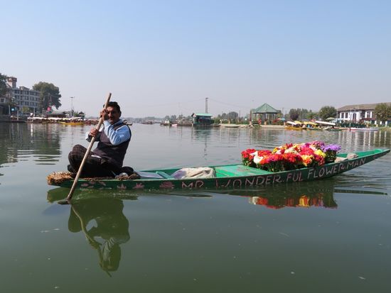 Man macht alles auf Booten, selbst Blumen und Blumensamen verkaufen.