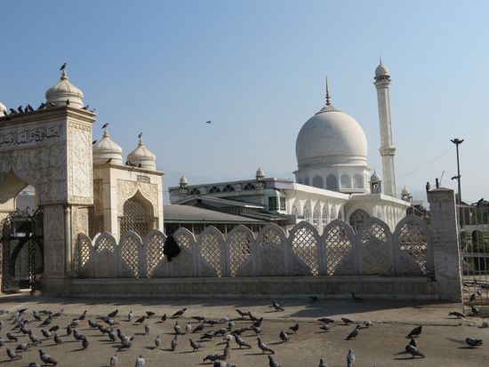 Hazrat-Bal-Moschee. Die Moschee gilt als Aufbewahrungsort eines Haares aus dem Bart des Propheten Mohammeds.