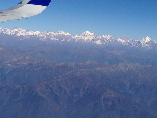Auf dem Flug (rechts) mit herrlicher Aussicht auf die "Foothills", so heißen hier die 6000m hohen "Ausläufer" des Himalaya.