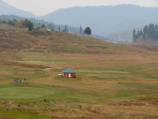 2. Tag. Ausflug nach Gulmarg. Der Name Gulmarg bedeutet „Blumenwiese“. Das flache, etwa drei Kilometer lange Wiesental liegt 52 km westlich von Srinagar in rund 2700 m Höhe im Pir Panjal, einer Bergkette, die das Kaschmirtal gegen Südwesten abschließt. Im Sommer können verschiedene Rundwanderungen gemacht werden, im Winter gibt es freies Skifahren auf nicht präparierten und nicht überwachten Abfahrten vom 4200 m hohen Mount Apharwat.
Hier gibt es einen Golfplatz!!!