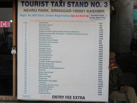 Unsere Meinung: Man macht besser alles selbst. An jedem Taxi-Stand stehen die Preise für Stadtbesichtigung und Tagestouren und zu den Hausbooten läßt man sich rudern und sucht sich ein aus.