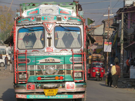 Die Straße belebt sich...
