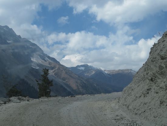 Die Strecke wird im Angesicht schneebedeckter Berge zunehmend abenteuerlich...