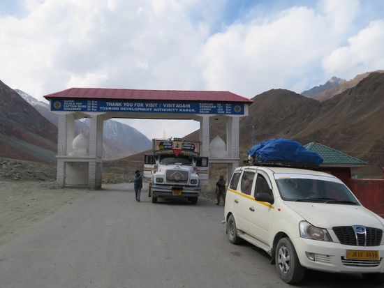 Kontrolle für Ausländer. Rechts unser Jeep. Hillos Tasche oben drauf, Erichs Tasche lieber im Innern.