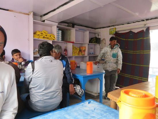Mittagspause in einer Berghütte mit Tali.